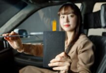 #CES2023 LG unveils 17-inch foldable OLED panel, 8-inch 360-degree OLED and more displays